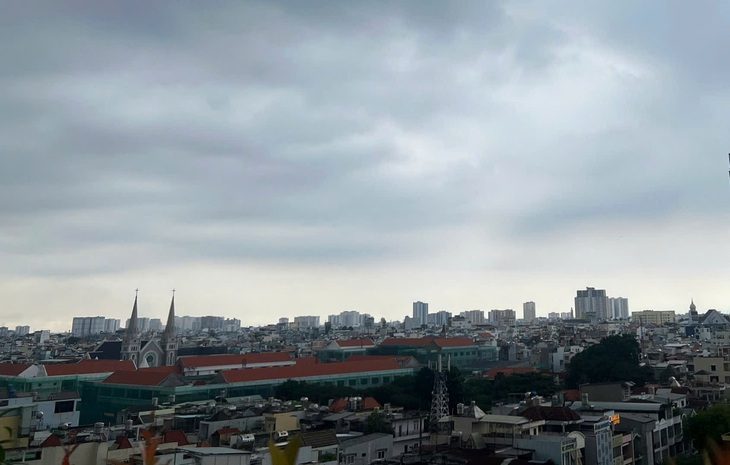 Cần Giờ, Thủ Đức, quận 4, quận 5 mây dông đen kịt, cảnh báo mưa dông mạnh vào trưa nay - Ảnh 1.
