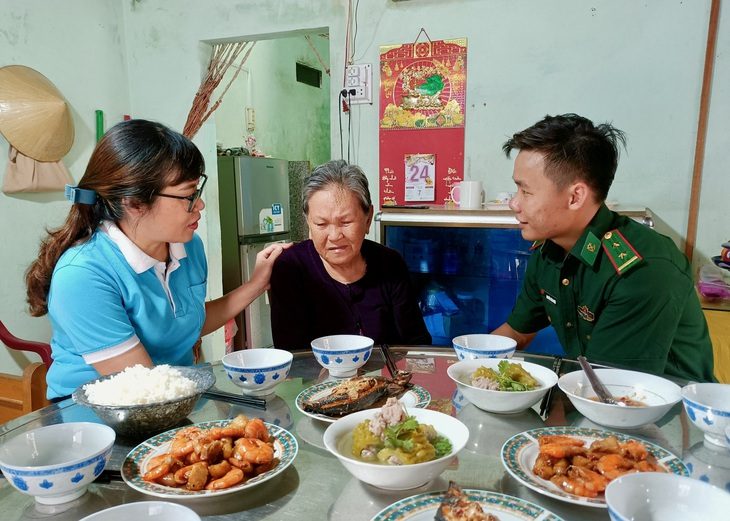 Bà Lê Thị Bốn xúc động khi được cán bộ, chiến sĩ và thành viên Hội phụ nữ nấu "Bữa cơm tri ân" - Ảnh: MINH CHIẾN