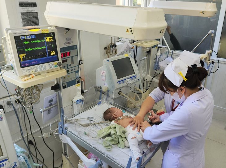 Bé gái 3 tháng bị người tình của mẹ hành hạ gãy cả hai tay, hai chân - Ảnh 1.