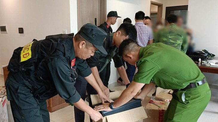 Ba chuyên án thu giữ tang vật của các nghi phạm dùng để thực hiện hành vi phạm tội - Ảnh: Công an cung cấp