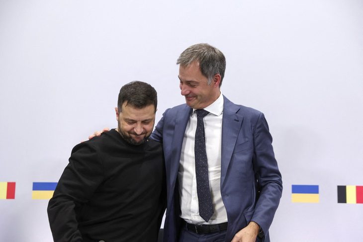 Tổng thống Ukraine Volodymyr Zelensky và Thủ tướng Bỉ Alexander De Croo trao nhau cái ôm thân mật trong cuộc họp báo ở Brussels, Bỉ ngày 11-10 - Ảnh: AFP