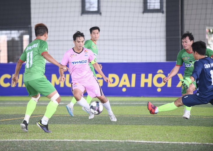 Lượt trận cuối bảng B vòng chung kết Giải vô địch bóng đá công nhân toàn quốc 2023 diễn ra với kịch bản khó tin - Ảnh: QUANG ĐỊNH