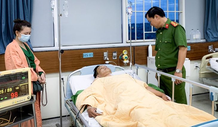 Đại tá Dương Văn Long - phó giám đốc Công an tỉnh Gia Lai - thăm hỏi, động viên thiếu tá Nguyễn Văn Hưng sau khi vừa trải qua ca phẫu thuật - Ảnh: Công an tỉnh Gia Lai