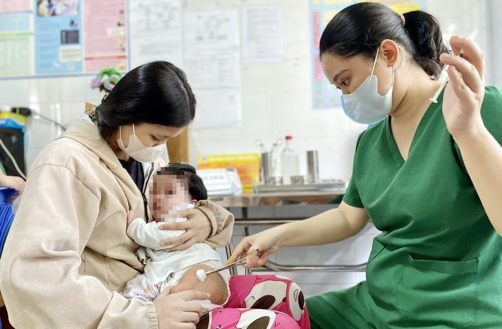 Trẻ được tiêm vắc xin trong chương trình tiêm chủng mở rộng tại Trạm y tế xã Phú Xuân, huyện Nhà Bè (TP.HCM) - Ảnh: XUÂN MAI