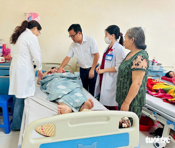 Chị T. và người nhà được ông Huỳnh Minh Chín - phó giám đốc Sở Y tế tỉnh Bình Dương - và các bác sĩ bệnh viện đa khoa tỉnh thăm hỏi và trực tiếp giải thích sáng 16-7 - Ảnh: T.D.