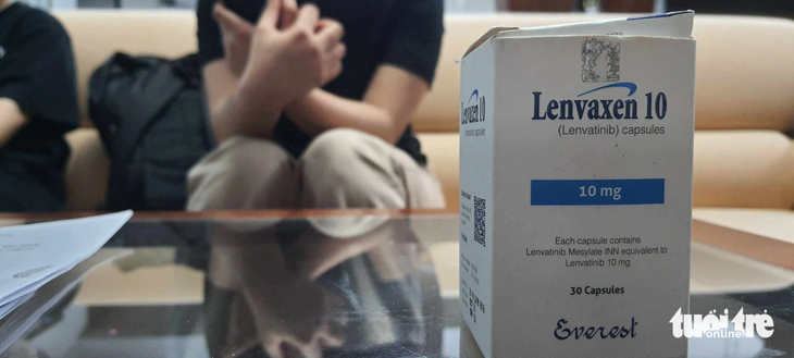 Thuốc điều trị "nhắm trúng đích" có tên Lenvaxen 10 (Lenvatinib) được bác sĩ C. đưa cho K.T., nói rằng có thể kéo dài thời gian sống cho mẹ - Ảnh: HƯƠNG THẢO