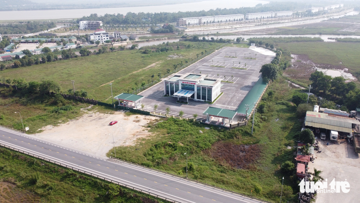 Bến xe Nam Vinh đã hoàn thiện nửa năm qua nhưng chưa được đấu nối ra quốc lộ 1 để hoạt động - Ảnh: DOÃN HÒA