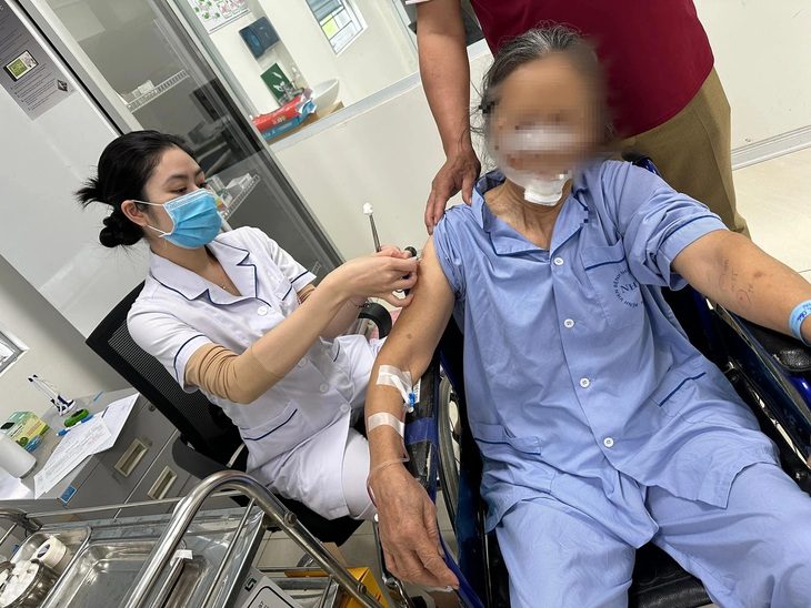 Cụ bà được tiêm phòng vắc xin, huyết thanh phòng bệnh dại - Ảnh: Bệnh viện cung cấp