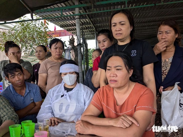 Bà Nguyễn Thị Thảo (áo màu cam, mẹ bệnh nhân) kể lại thời điểm con trai bị tai nạn giao thông - Ảnh: TẤN LỰC