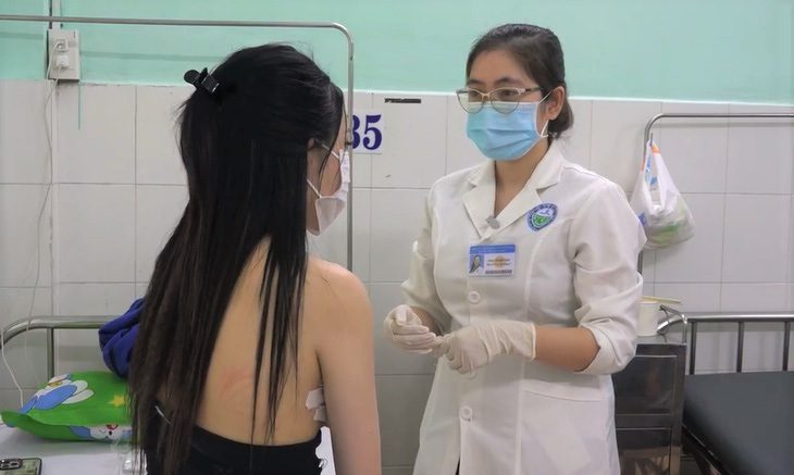 Một bệnh nhân bị tai biến nghiêm trọng sau khi tiêm filler vùng ngực do một "tay ngang" làm đẹp trên mạng - Ảnh: Bệnh viện cung cấp