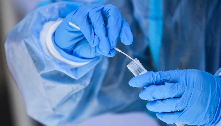Cán bộ y tế lấy mẫu xét nghiệm COVID-19 - Ảnh: AFP