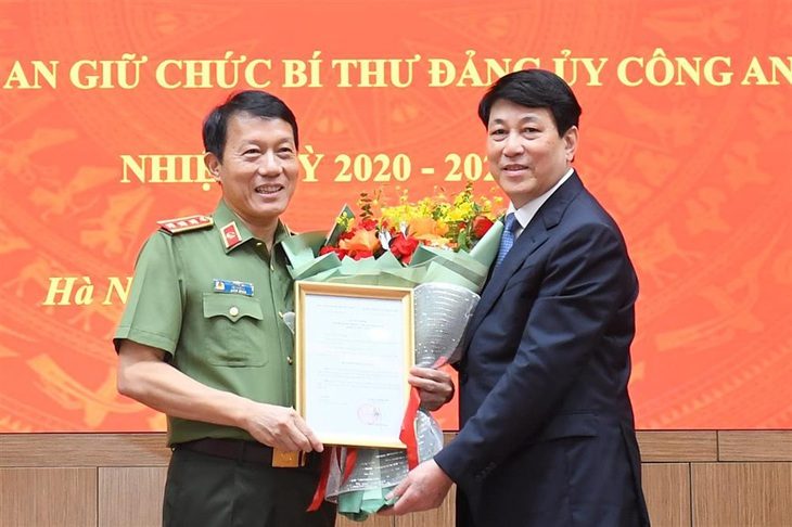 Thường trực Ban Bí thư trao quyết định, tặng hoa chúc mừng thượng tướng Lương Tam Quang - Ảnh: Bộ Công an