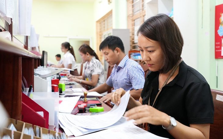 Cán bộ thôi làm lãnh đạo, quản lý khi tinh gọn bộ máy được hưởng chính sách gì? - Ảnh 1.