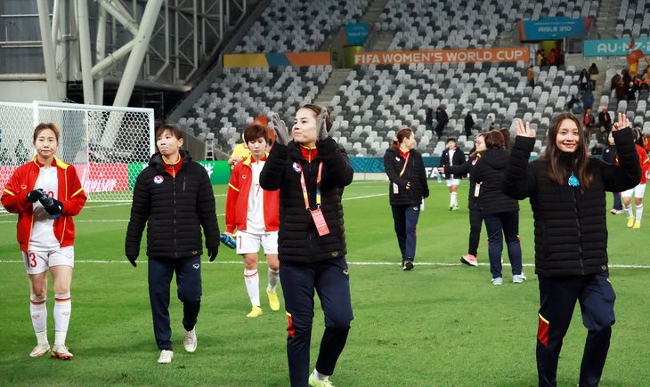 Các tuyển thủ nữ Việt Nam chia tay World Cup trong tình cảm của các kiều bào ở New Zealand - Ảnh: TRUNG NGHĨA