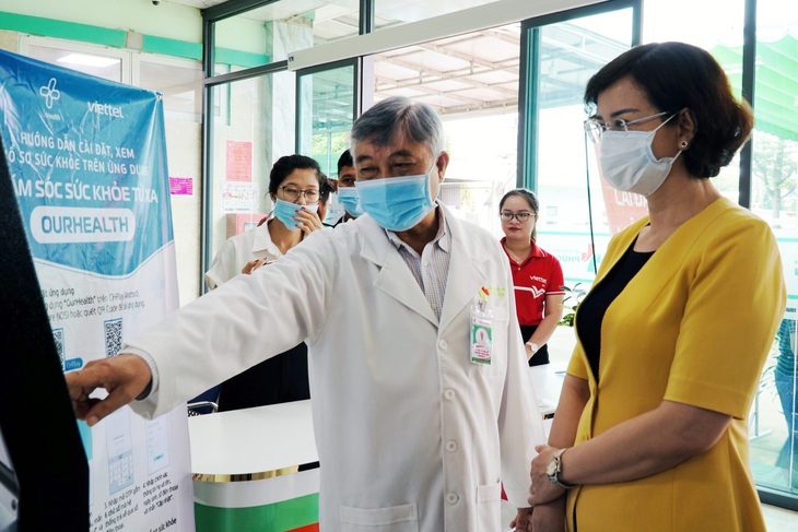 Phó chủ tịch UBND tỉnh Bình Phước Trần Tuyết Minh tham quan mô hình thanh toán số tại một phòng khám đa khoa ở thị xã Chơn Thành - Ảnh: A.B.