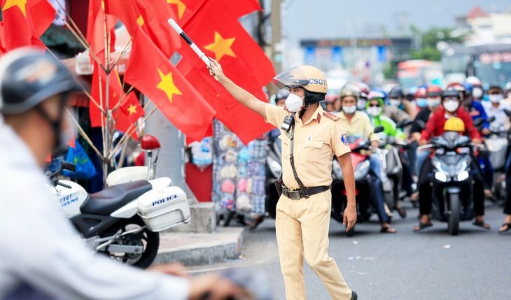 Cần người điều tiết giao thông giúp dân đi thông về thoáng - Ảnh 1.