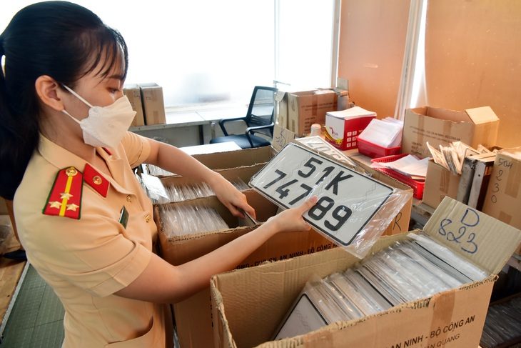 Biển số xe sẽ được giao cho người dân tại đội đăng ký phương tiện giao thông cơ giới đường bộ (quận Bình Thạnh, TP.HCM) - Ảnh: T.T.D.