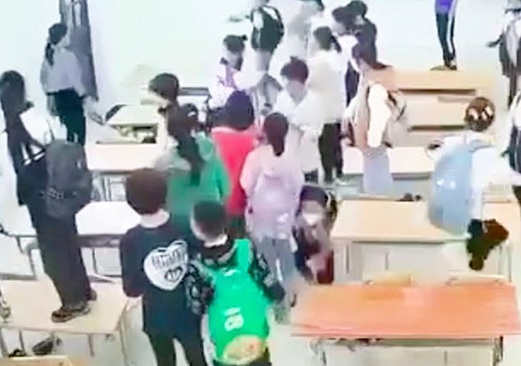 Cảnh cô giáo bị học sinh “nhốt” trong lớp học - Ảnh: cắt từ clip