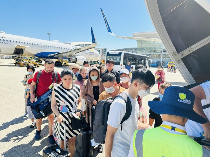 Nguyên nhân giá vé máy bay giảm mạnh được cho là do lượng khách du lịch trong dịp hè không như kỳ vọng. Sức mua thấp khiến các hãng phải hạ giá để kích cầu - Ảnh: CÔNG TRUNG