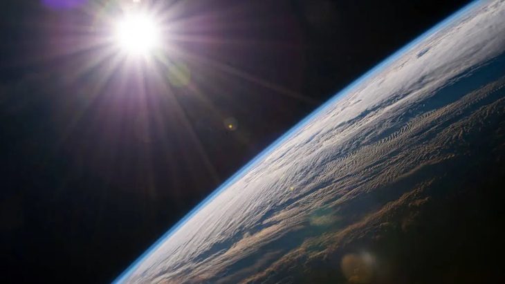"Sơn kính làm mát" mới đã phản xạ 99% bức xạ Mặt trời vào không gian - Ảnh: NASA