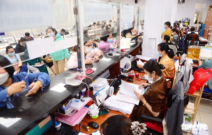 Ảnh cán bộ ở TP.HCM giải quyết công việc cho người dân - Ảnh: Q.ĐỊNH