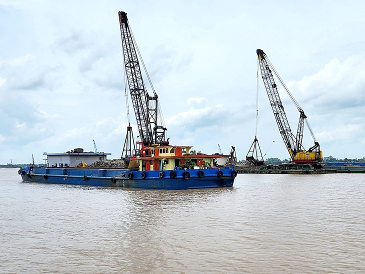 Hàng chục xáng cạp neo, gác cần tại mỏ cát của Công ty Trung Hậu sau khi bị Bộ Công an triệt phá - Ảnh: BỬU ĐẤU