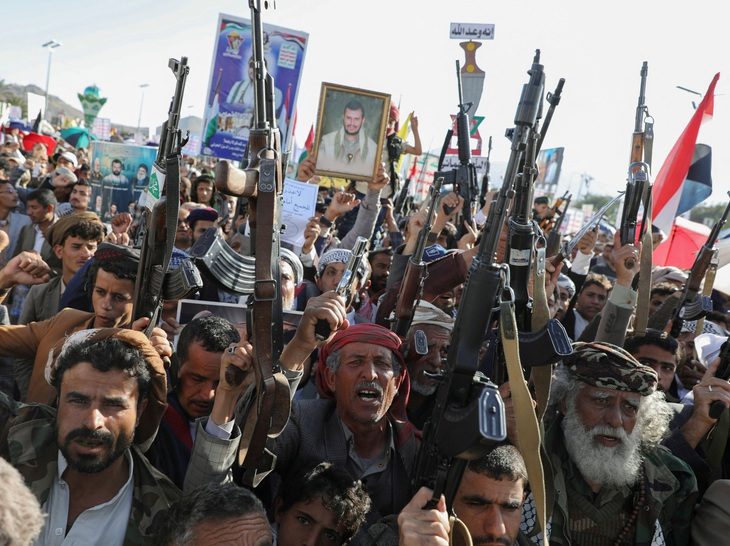 Căng thẳng Trung Đông: Houthi tấn công tàu khu trục Mỹ; Israel chặn máy bay Iran - Ảnh 1.