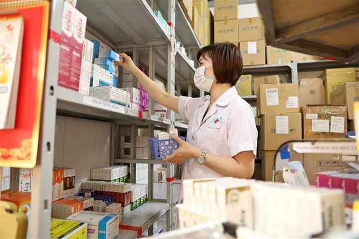 Nhân viên y tế lấy thuốc cấp cho bệnh nhân - Ảnh: Minh Quyết/TTXVN
