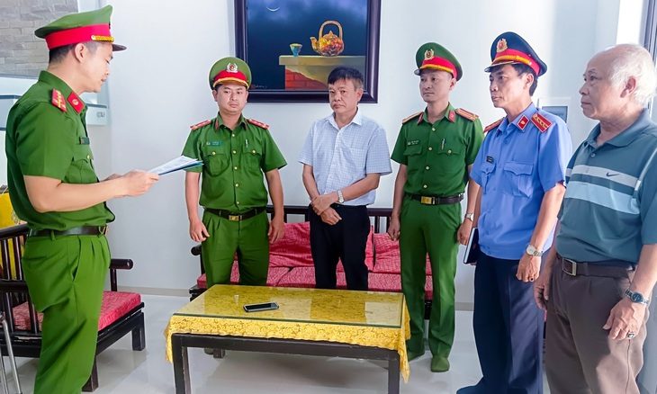 Cơ quan công an khởi tố, bắt tạm giam ông Nguyễn Phan Phú Nguyên (giám đốc Công ty TNHH MTV thiết kế ô tô Thống Nhất) vì hành vi nhận hối lộ xảy ra tại Trung tâm đăng kiểm xe cơ giới tỉnh Thừa Thiên Huế - Ảnh: VKSND tỉnh Thừa Thiên Huế