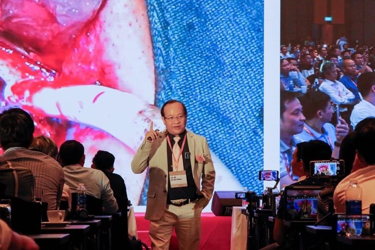Bước ngoặt mới trong cấy ghép răng cho trường hợp tiêu xương nghiêm trọng- Ảnh 1. TS.BS Võ Văn Nhân ứng dụng thành công kỹ thuật Implant cá nhân hóa cho bệnh nhân không răng bẩm sinh tại Việt Nam