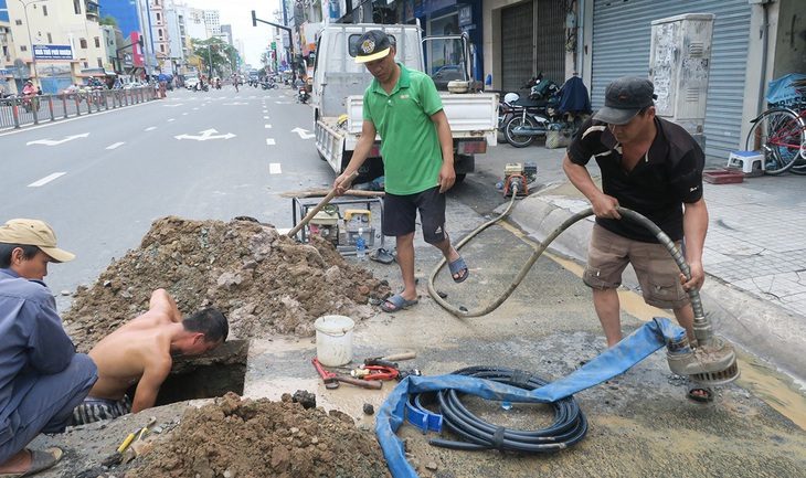 sua-ong-nuoc-15696312327021791802429-1729306144750338767487 Bị truy thu hơn 7 triệu đồng vì xài định mức nước sinh hoạt của nhà cũ, đúng hay sai? - Ảnh 1.