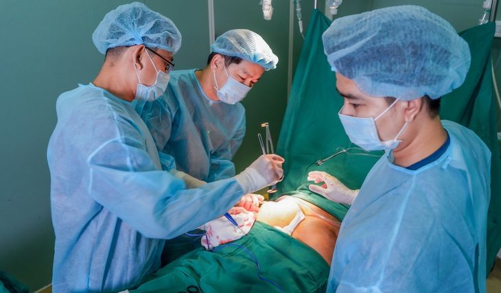 Bệnh nhân được các bác sĩ điều trị khi tiêm filler không rõ nguồn gốc vào vòng ba - Ảnh: Bệnh viện cung cấp