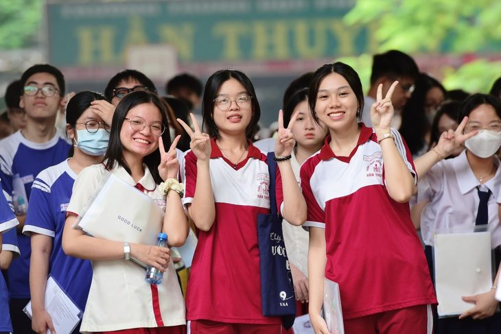 Thí sinh hớn hở sau giờ thi văn, nhiều em khoe