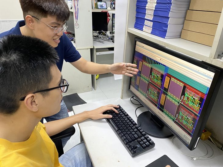 Sinh viên Trường đại học Khoa học tự nhiên (Đại học Quốc gia TP.HCM) được hướng dẫn thiết kế vi mạch tại bộ môn điện tử, khoa điện tử - viễn thông của trường. Năm nay nhà trường sẽ chính thức đào tạo nhân lực vi mạch - Ảnh: ĐỨC HÙNG