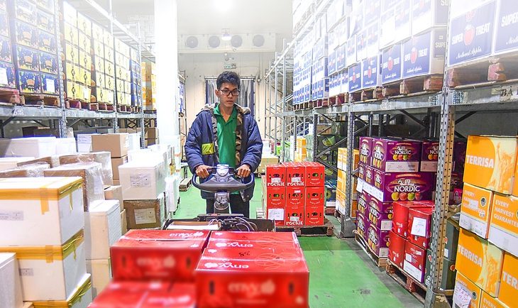 Năm 2024, nhiều doanh nghiệp cần Nhà nước hỗ trợ giảm thuế, phí để phát triển ổn định. Trong ảnh: công nhân sắp xếp hàng hóa tại một trung tâm phân phối thực phẩm  tươi sống ở Khu công nghiệp Sóng Thần (Bình Dương) - Ảnh: QUANG ĐỊNH