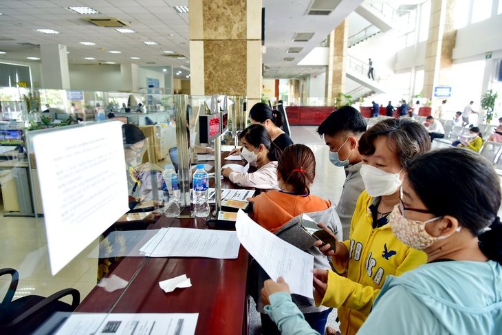 Người dân đến giao dịch và làm các thủ tục về thuế tại Cục Thuế TP.HCM - Ảnh: T.T.D.